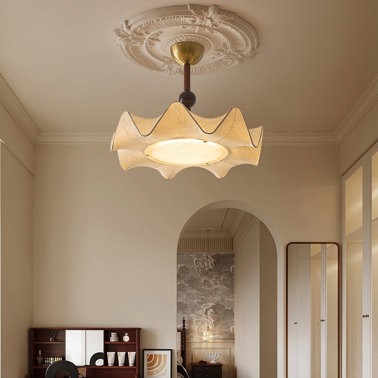 Lámpara de techo LED floral en nogal y dorado con diseño de pétalos