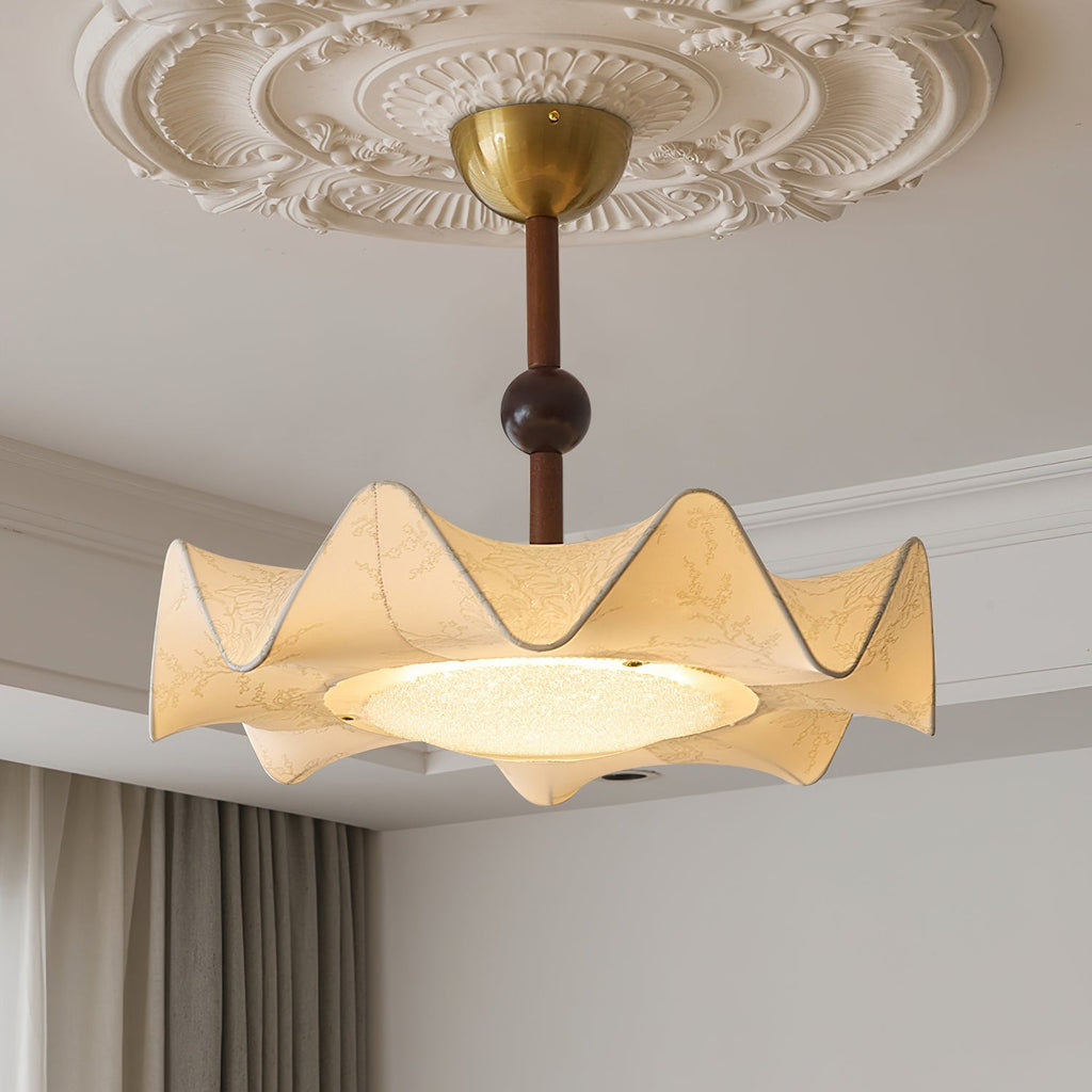 Lámpara de techo LED floral en nogal y dorado con diseño de pétalos