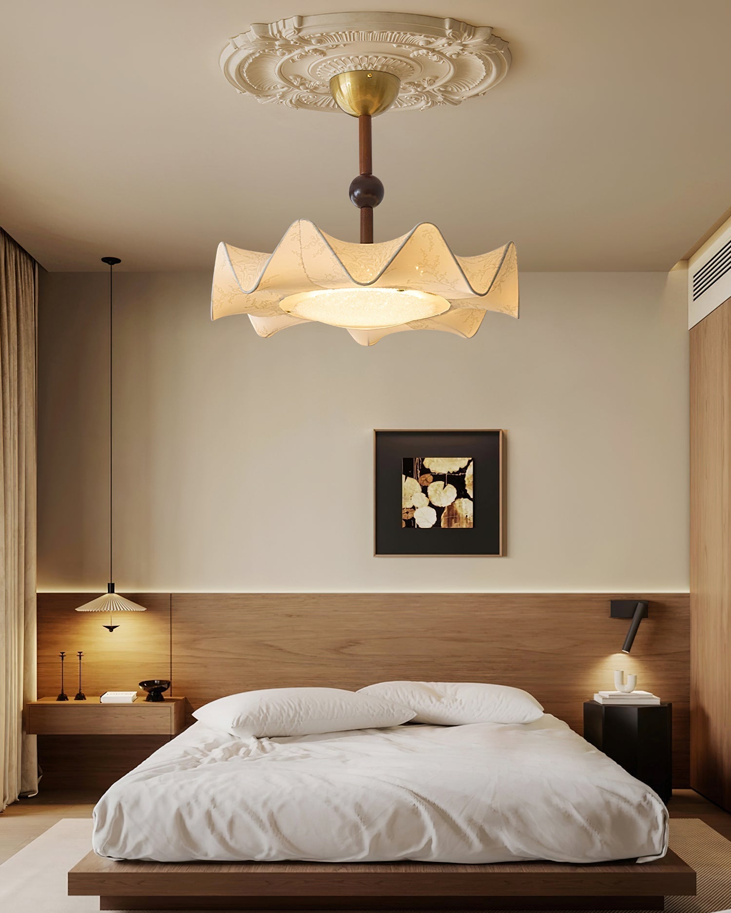 Lámpara de techo LED floral en nogal y dorado con diseño de pétalos