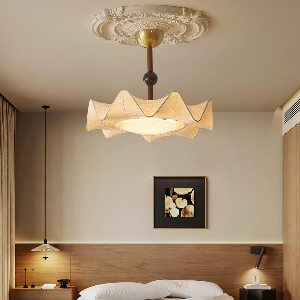 Lámpara de techo LED floral en nogal y dorado con diseño de pétalos