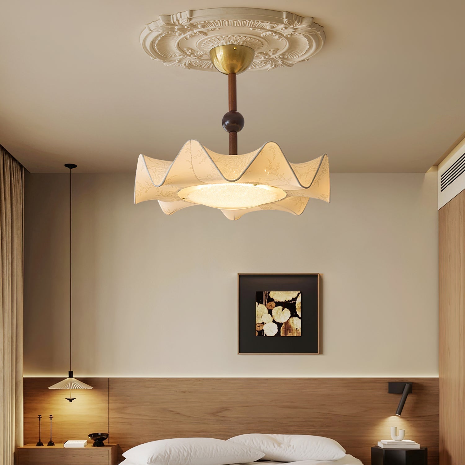 Lámpara de techo LED floral en nogal y dorado con diseño de pétalos