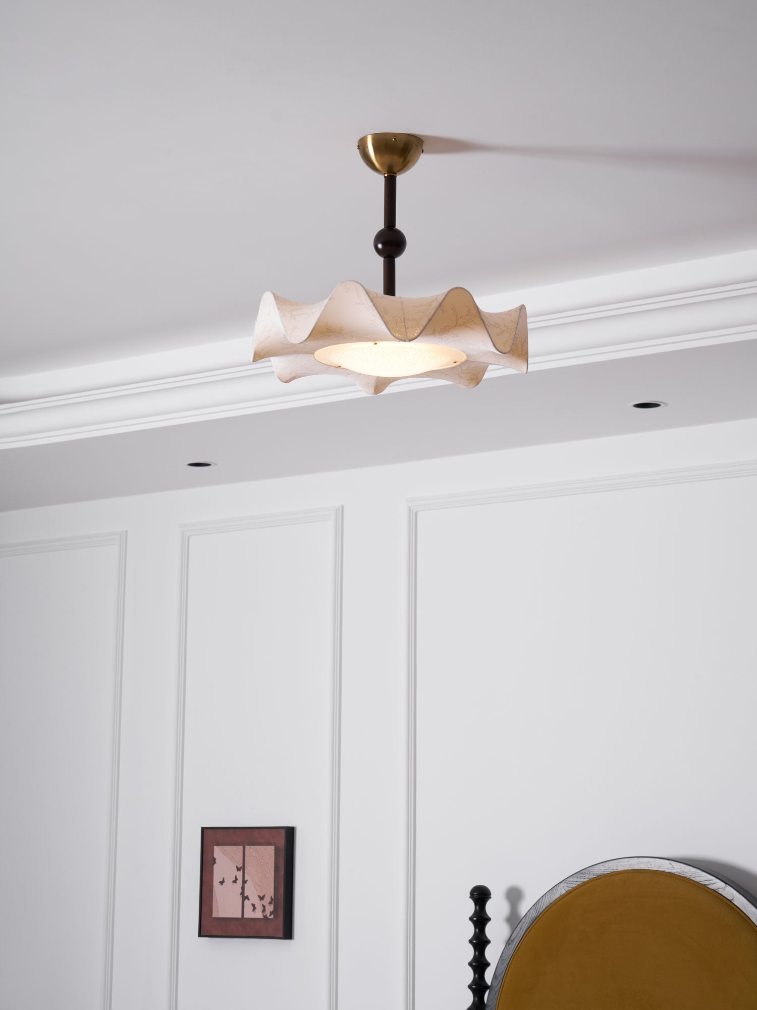 Lámpara de techo LED floral en nogal y dorado con diseño de pétalos