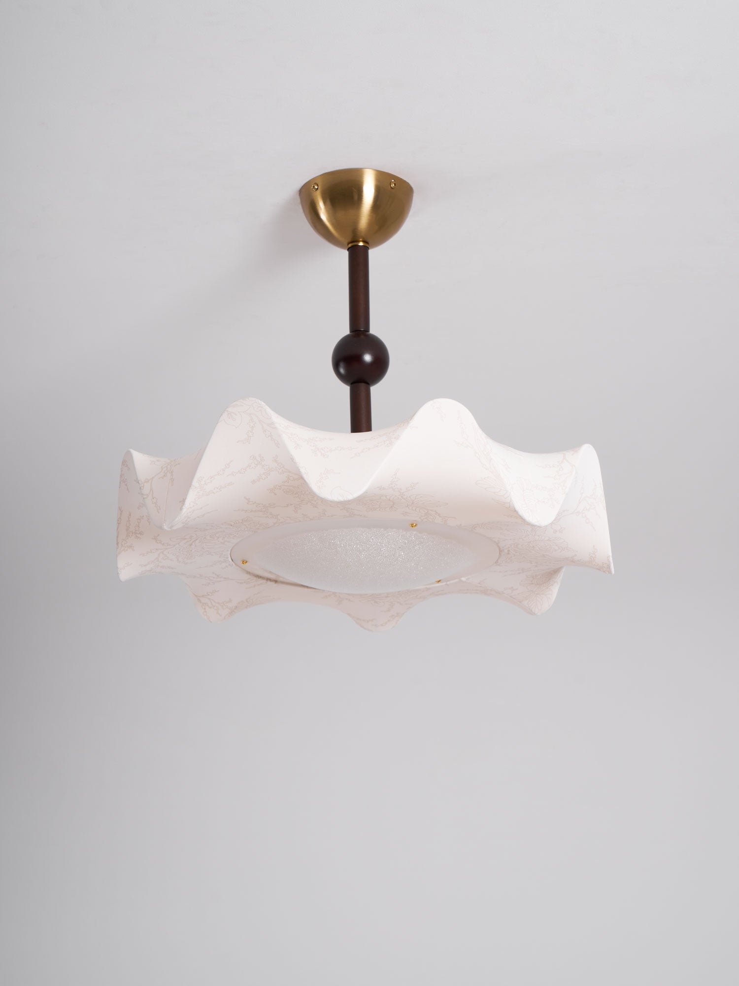 Lámpara de techo LED floral en nogal y dorado con diseño de pétalos