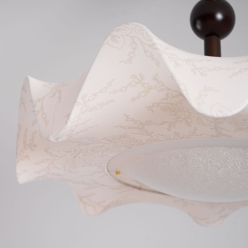 Lámpara de techo LED floral en nogal y dorado con diseño de pétalos