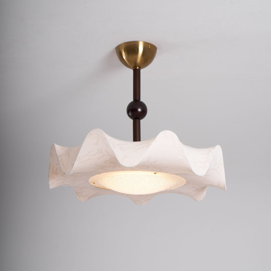 Lámpara de techo LED floral en nogal y dorado con diseño de pétalos