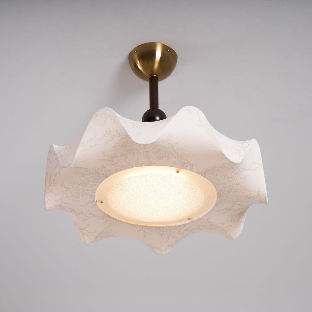 Lámpara de techo LED floral en nogal y dorado con diseño de pétalos