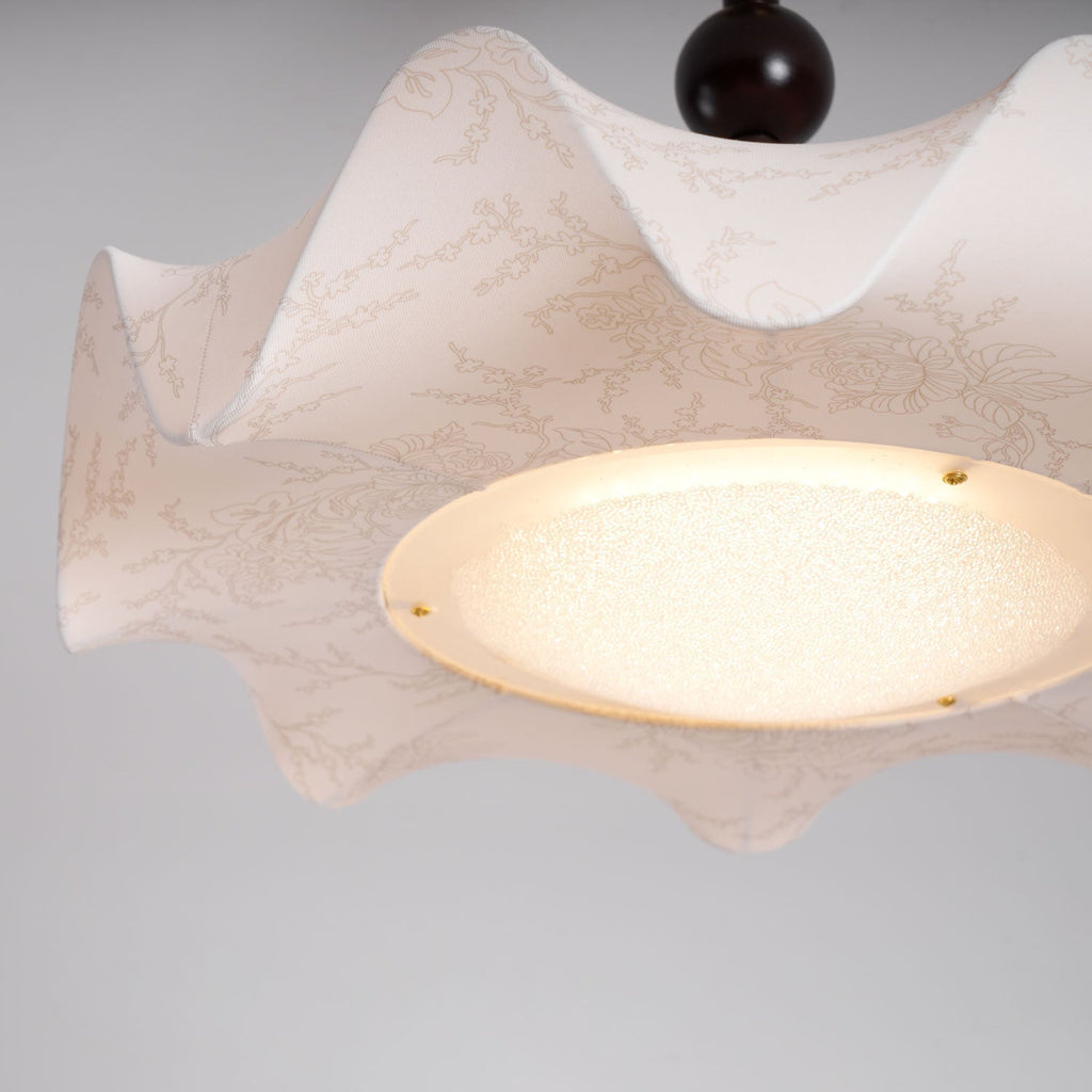 Lámpara de techo LED floral en nogal y dorado con diseño de pétalos