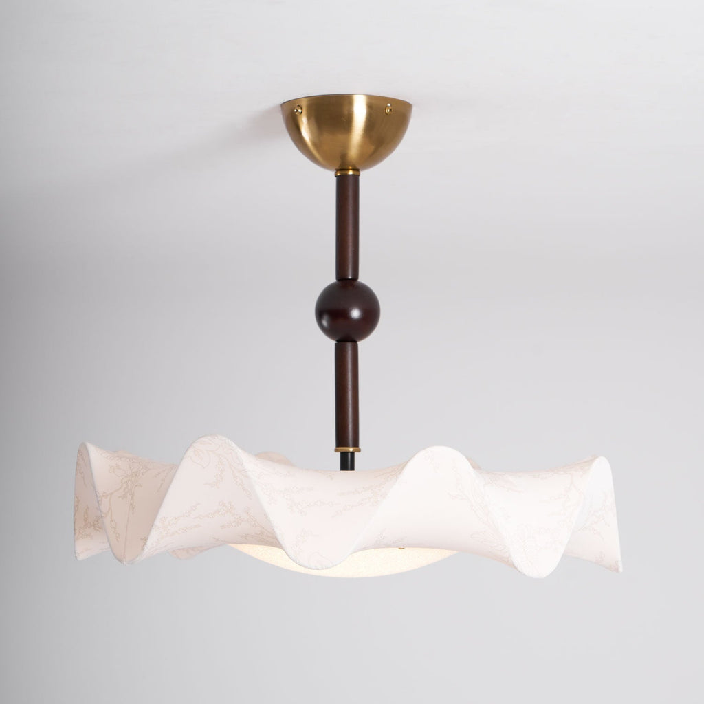 Lámpara de techo LED floral en nogal y dorado con diseño de pétalos