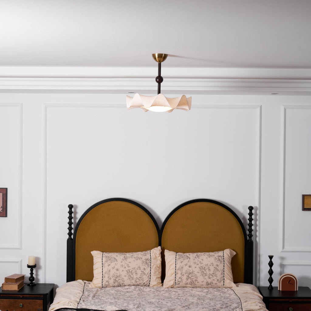 Lámpara de techo LED floral en nogal y dorado con diseño de pétalos