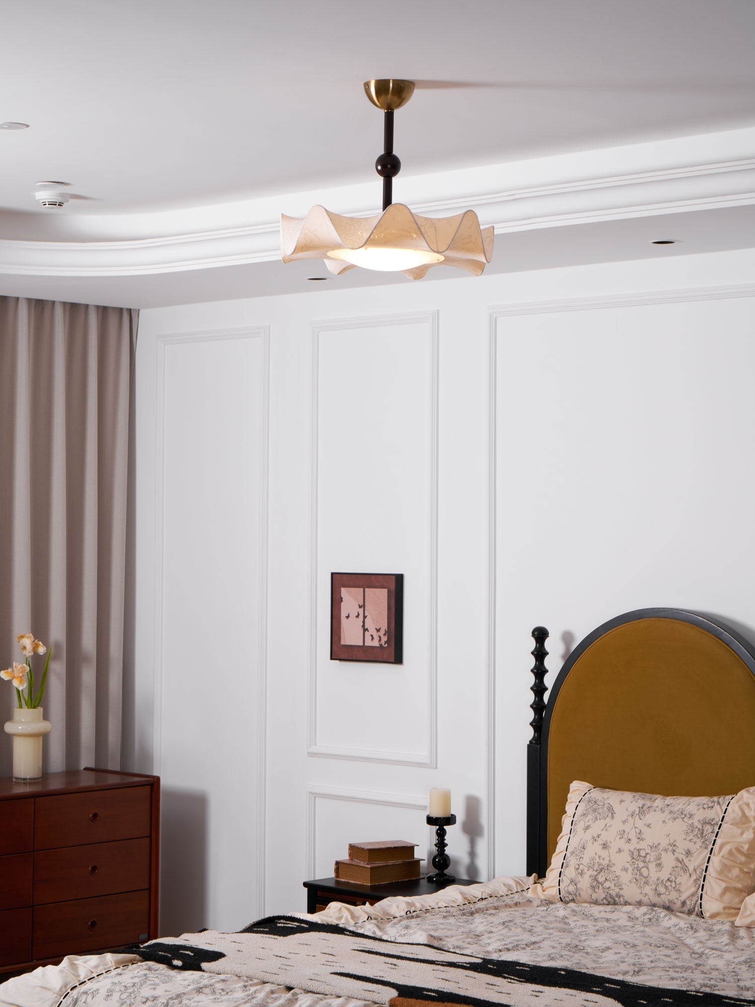 Lámpara de techo LED floral en nogal y dorado con diseño de pétalos