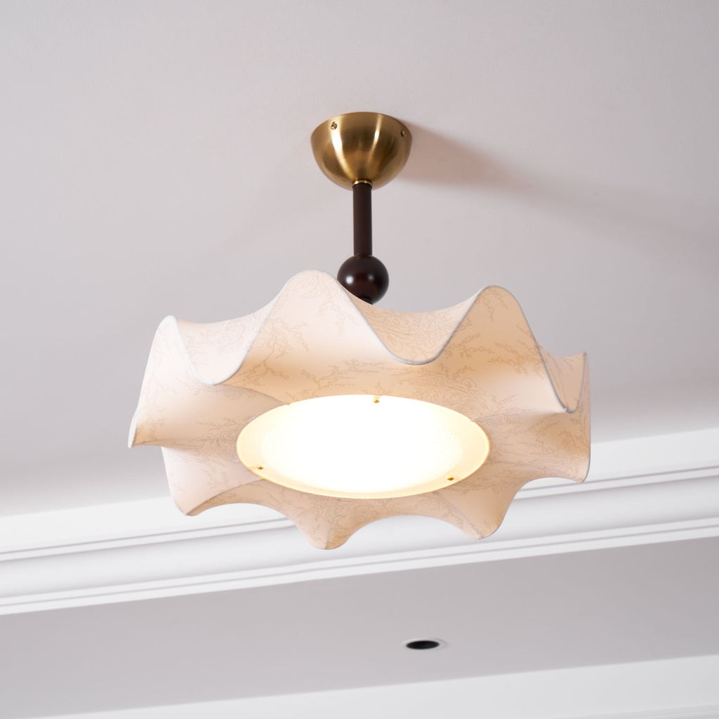 Lámpara de techo LED floral en nogal y dorado con diseño de pétalos