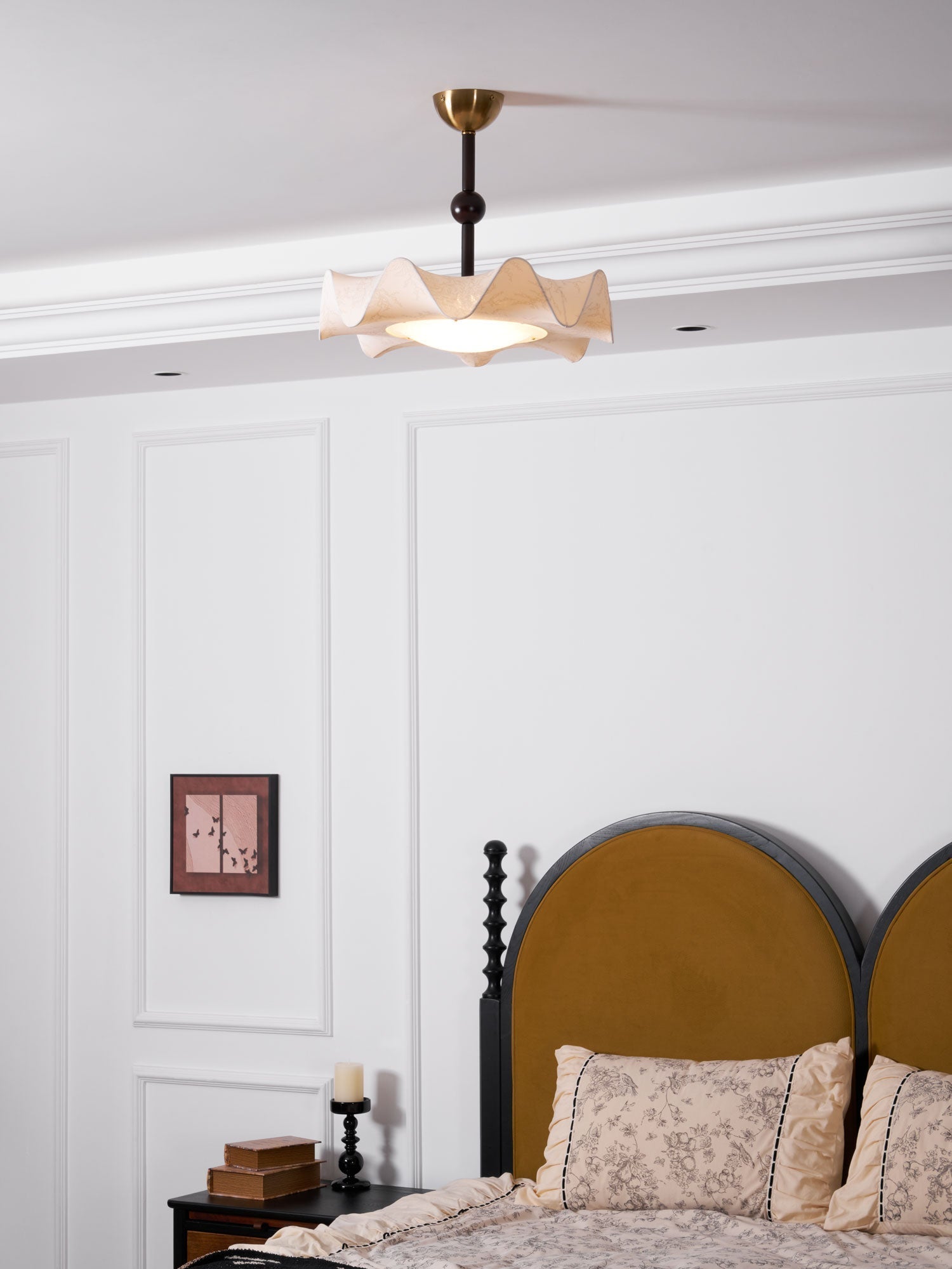 Lámpara de techo LED floral en nogal y dorado con diseño de pétalos