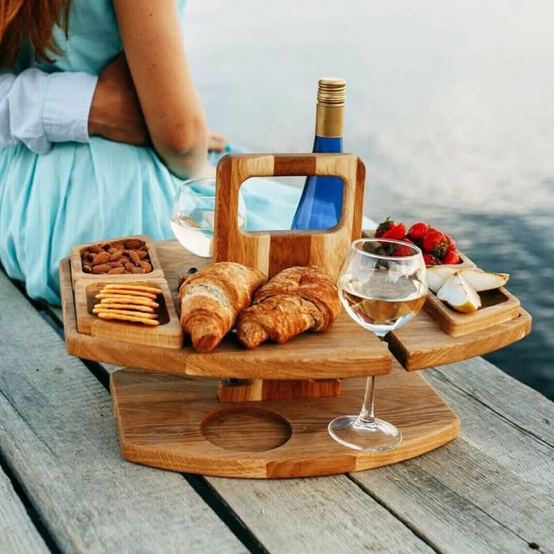 Trailside Klappbarer Holz-Picknicktisch mit Glashaltern und Snackfächern