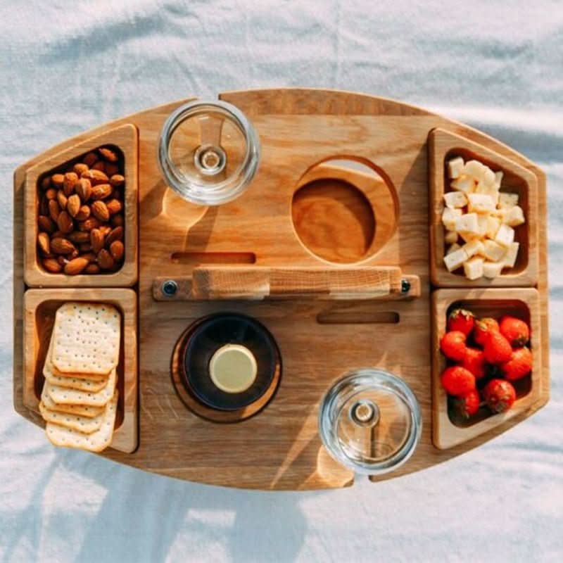 Trailside Klappbarer Holz-Picknicktisch mit Glashaltern und Snackfächern