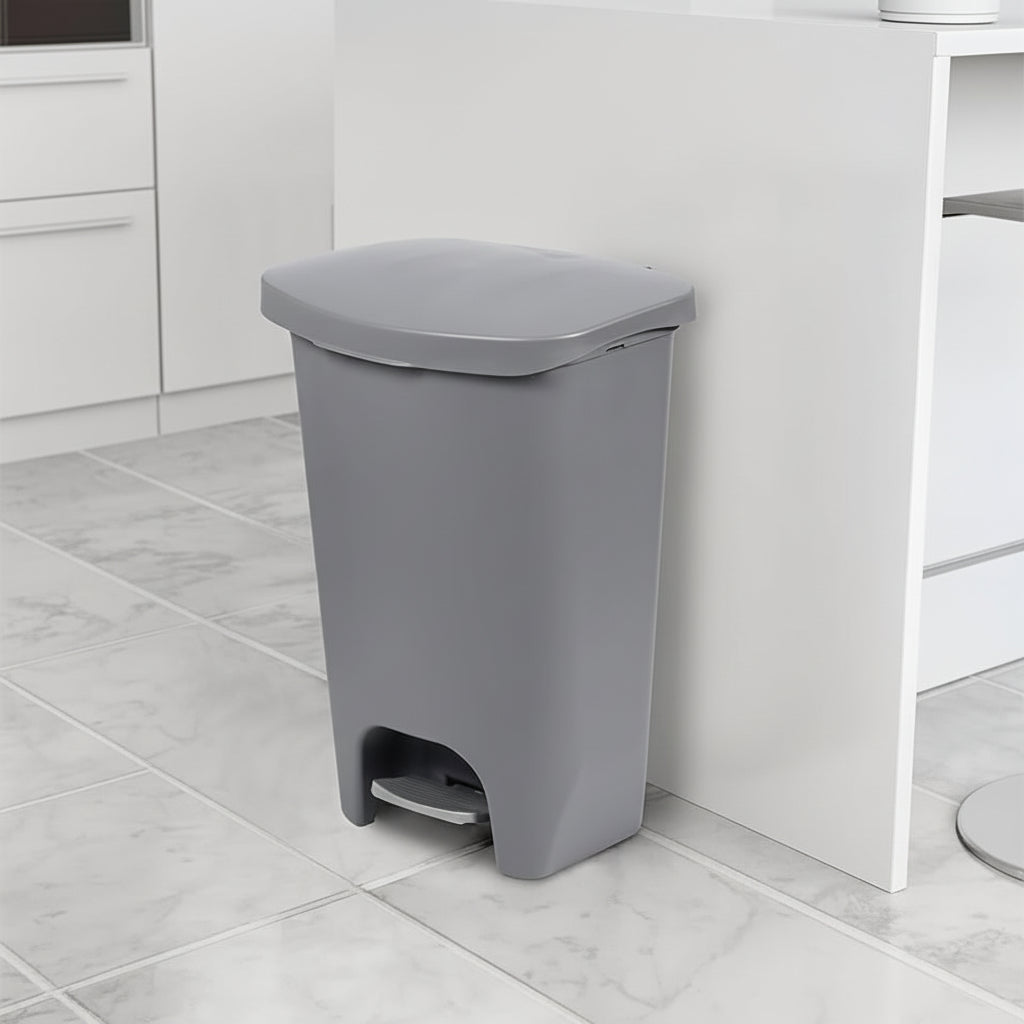 Hvid 13-gallon skraldespand med fodpedal og lugtbeskyttelse