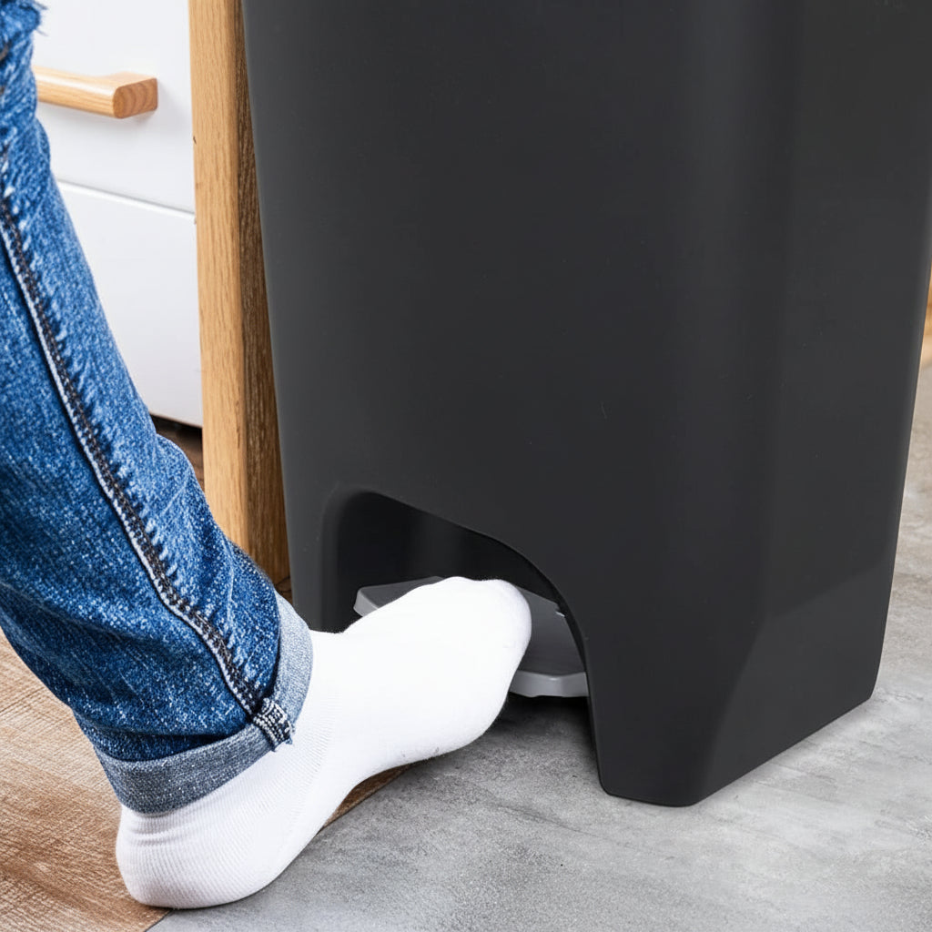 Bílý 13galonový odpadkový koš s nožním pedálem a ochranou proti zápachu