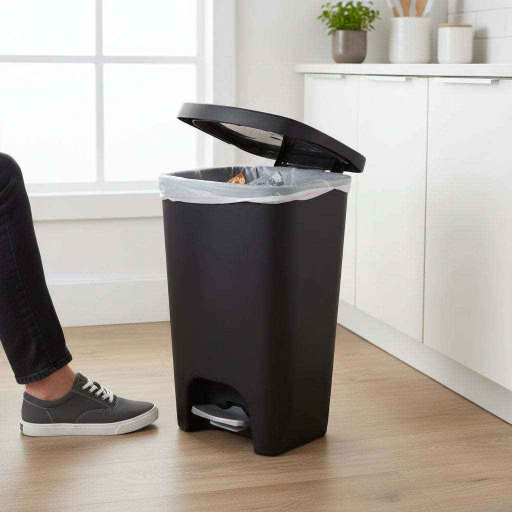 Hvid 13-gallon skraldespand med fodpedal og lugtbeskyttelse
