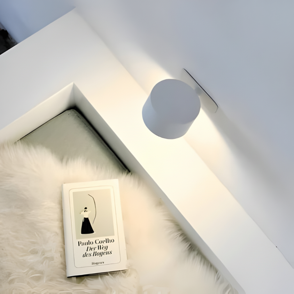 Justerbar væglampe med magnetisk beslag og genopladelig LED