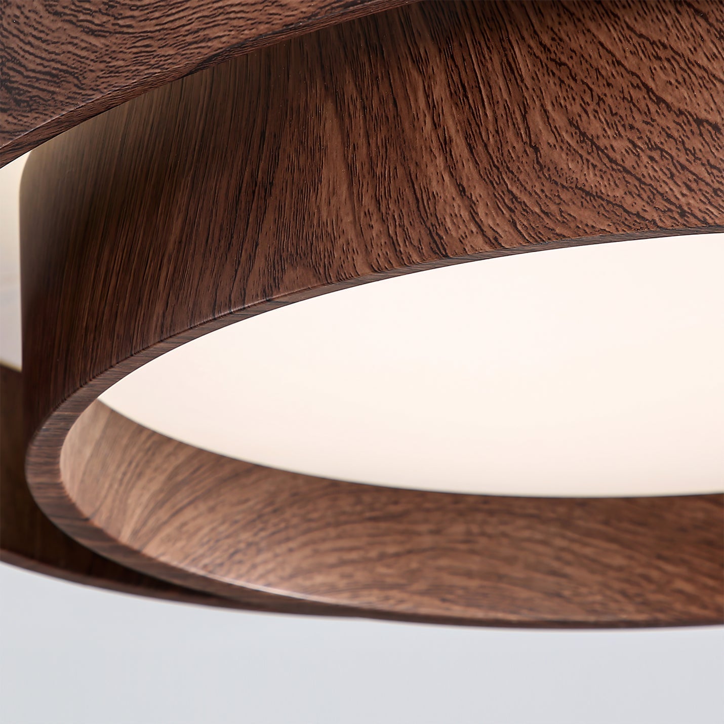 Stropní lampa Vaako s moderním LED osvětlením a ořechovým povrchem pro obývací prostory