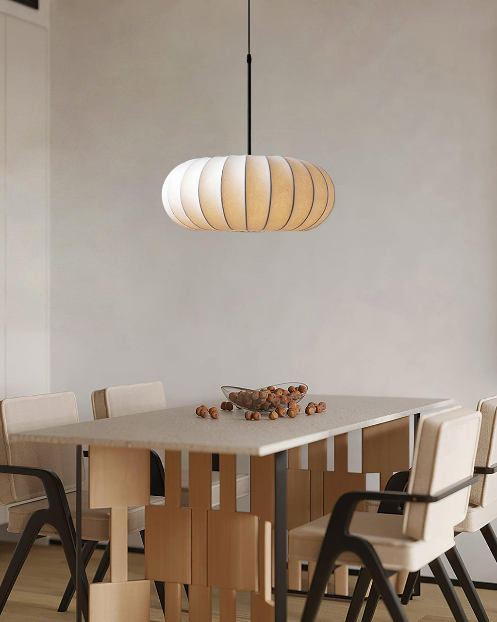 Závěsná lampa Horizon inspirovaná japonským minimalismem a wabi-sabi