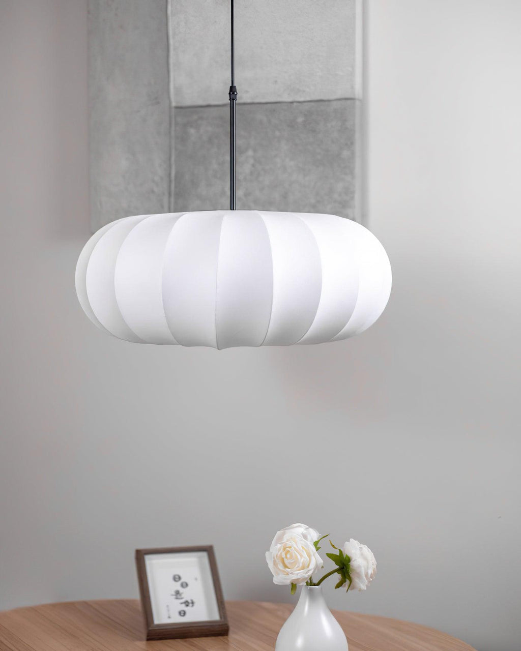 Závěsná lampa Horizon inspirovaná japonským minimalismem a wabi-sabi