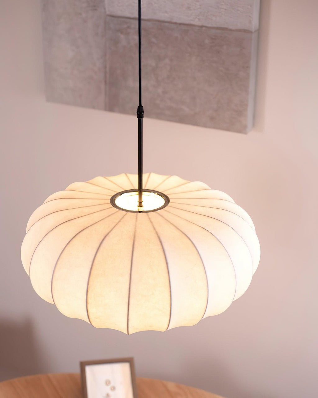Závěsná lampa Horizon inspirovaná japonským minimalismem a wabi-sabi