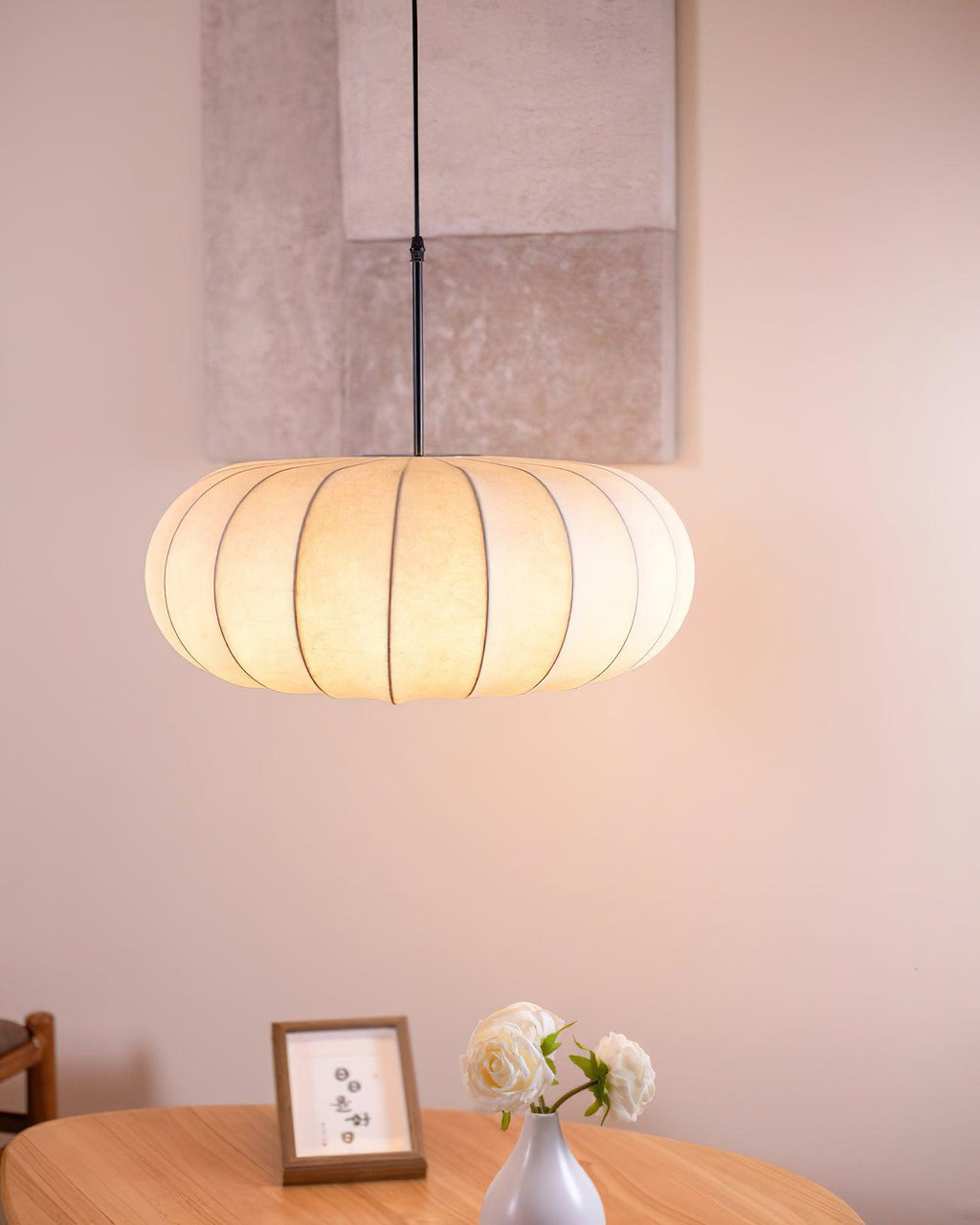 Závěsná lampa Horizon inspirovaná japonským minimalismem a wabi-sabi