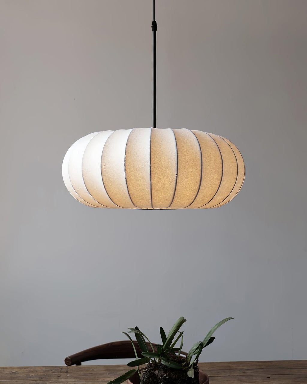 Závěsná lampa Horizon inspirovaná japonským minimalismem a wabi-sabi