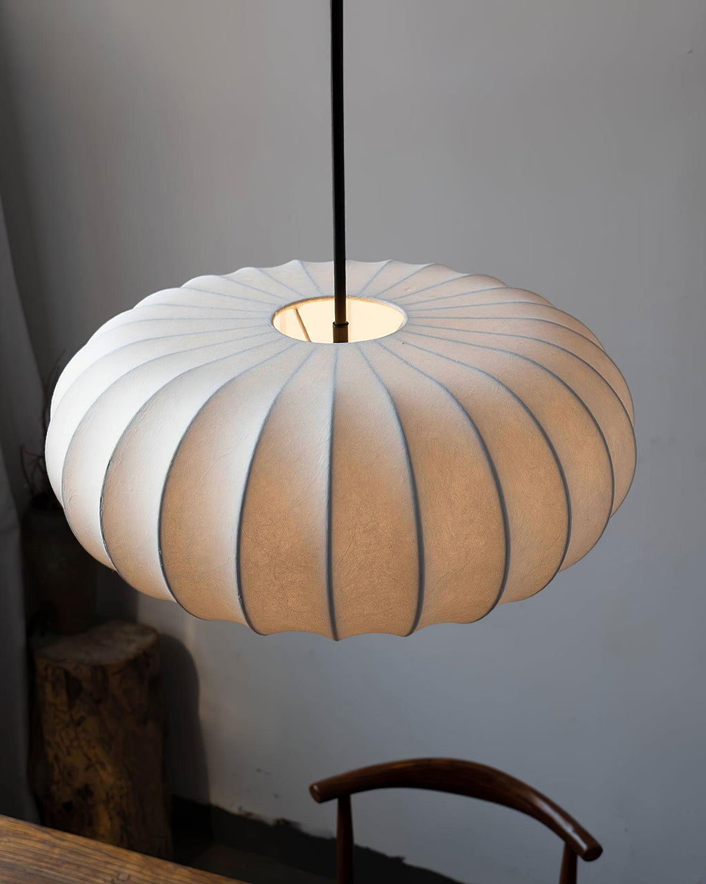 Závěsná lampa Horizon inspirovaná japonským minimalismem a wabi-sabi