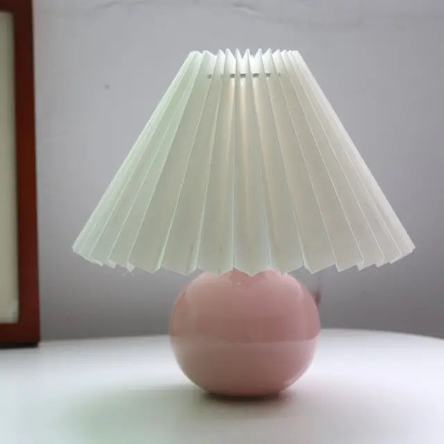 Lampada da tavolo plissettata vintage Nova con fascino classico
