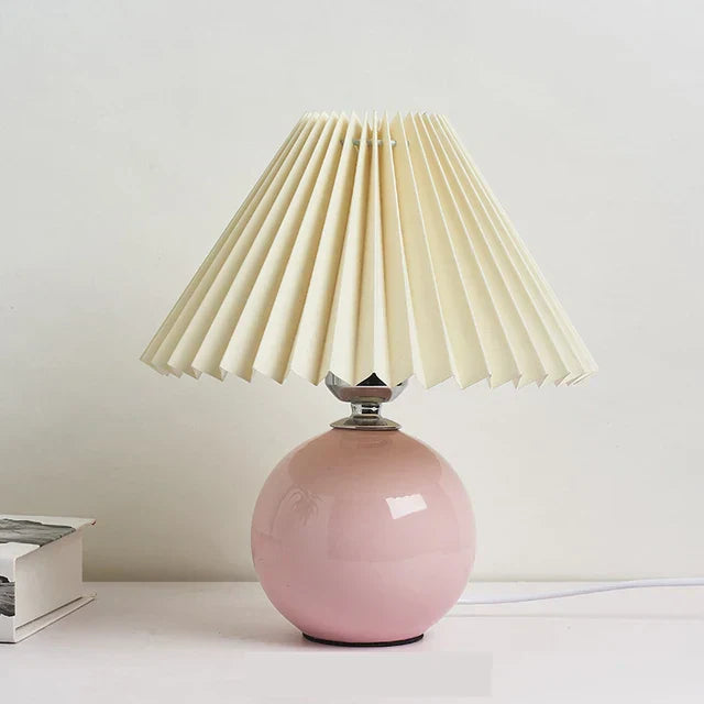 Lampada da tavolo plissettata vintage Nova con fascino classico