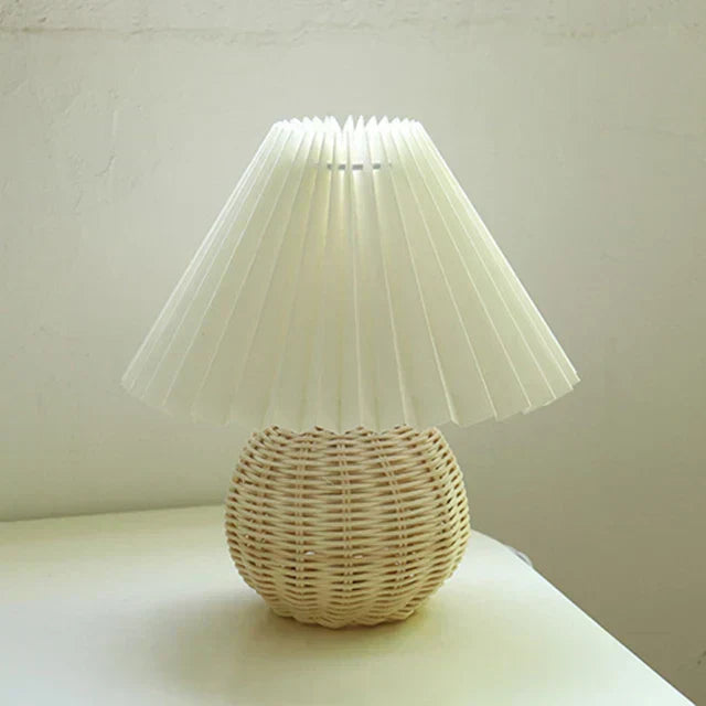 Lampada da tavolo plissettata vintage Nova con fascino classico