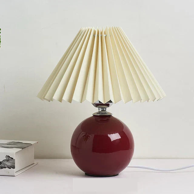 Lampada da tavolo plissettata vintage Nova con fascino classico