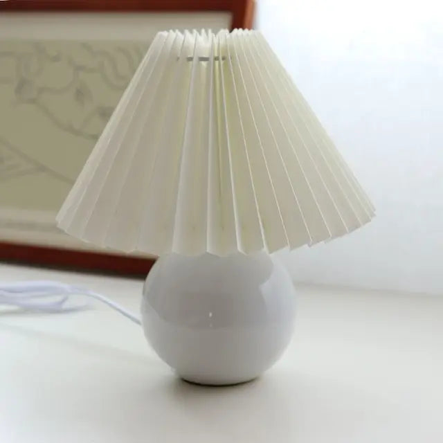 Lampada da tavolo plissettata vintage Nova con fascino classico