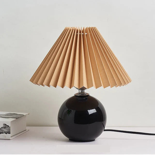 Lampada da tavolo plissettata vintage Nova con fascino classico