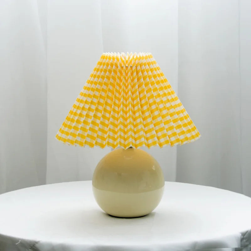 Lampada da tavolo plissettata vintage Nova con fascino classico