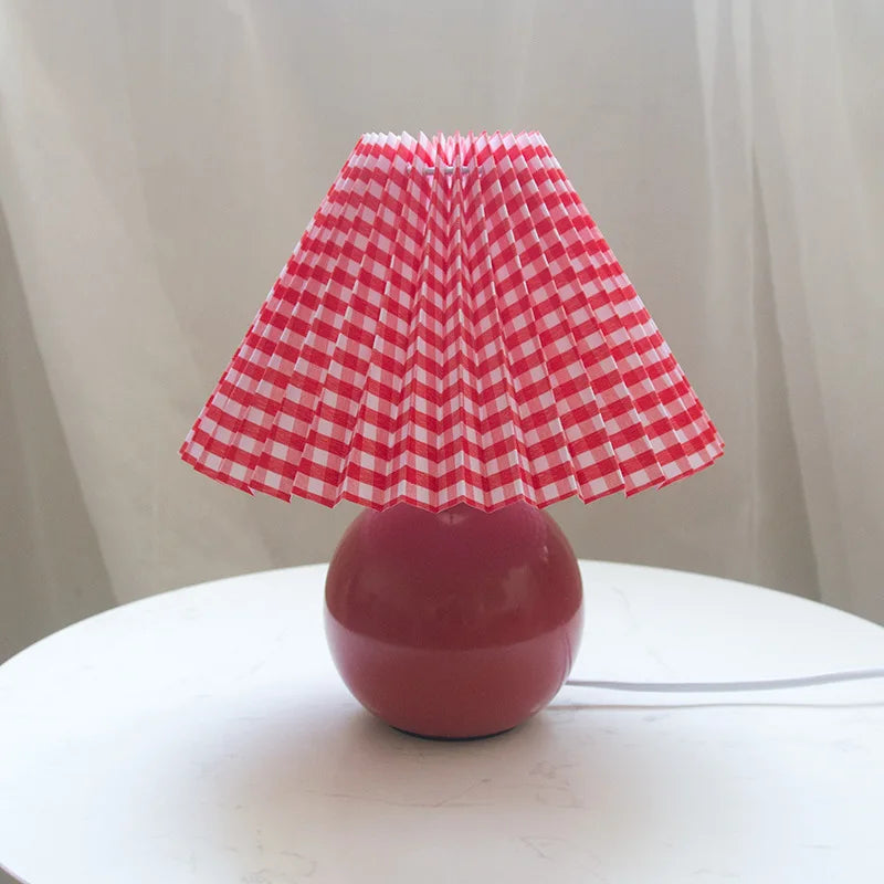 Lampada da tavolo plissettata vintage Nova con fascino classico