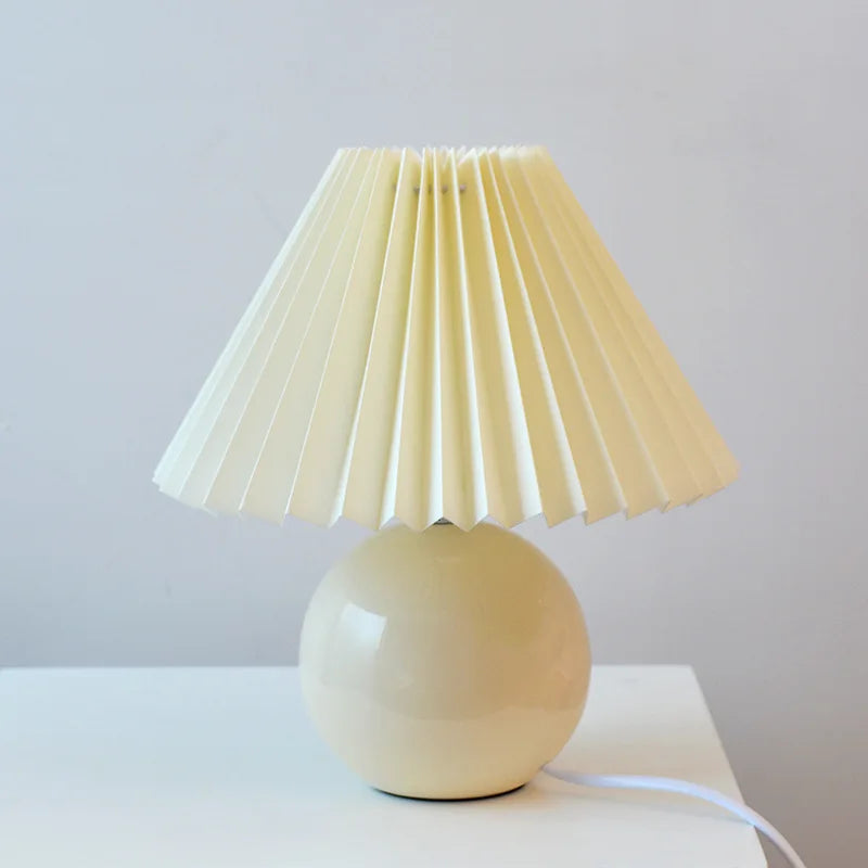 Lampada da tavolo plissettata vintage Nova con fascino classico