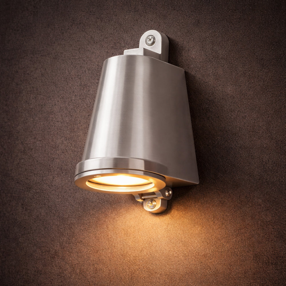 Moderní venkovní nástěnné svítidlo z kovu s teplým světlem