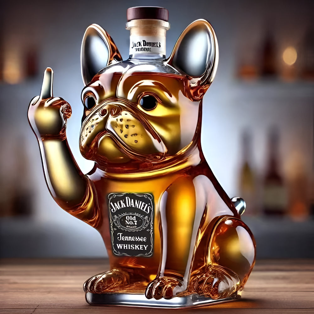 Soška buldoka jako karafa na whiskey pro stylovou dekoraci baru