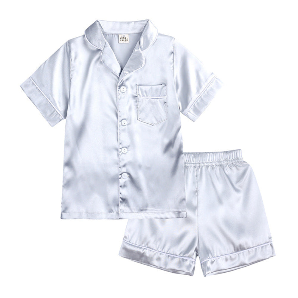 Conjunto de pijama para niños con botones en la parte superior y pantalones a juego