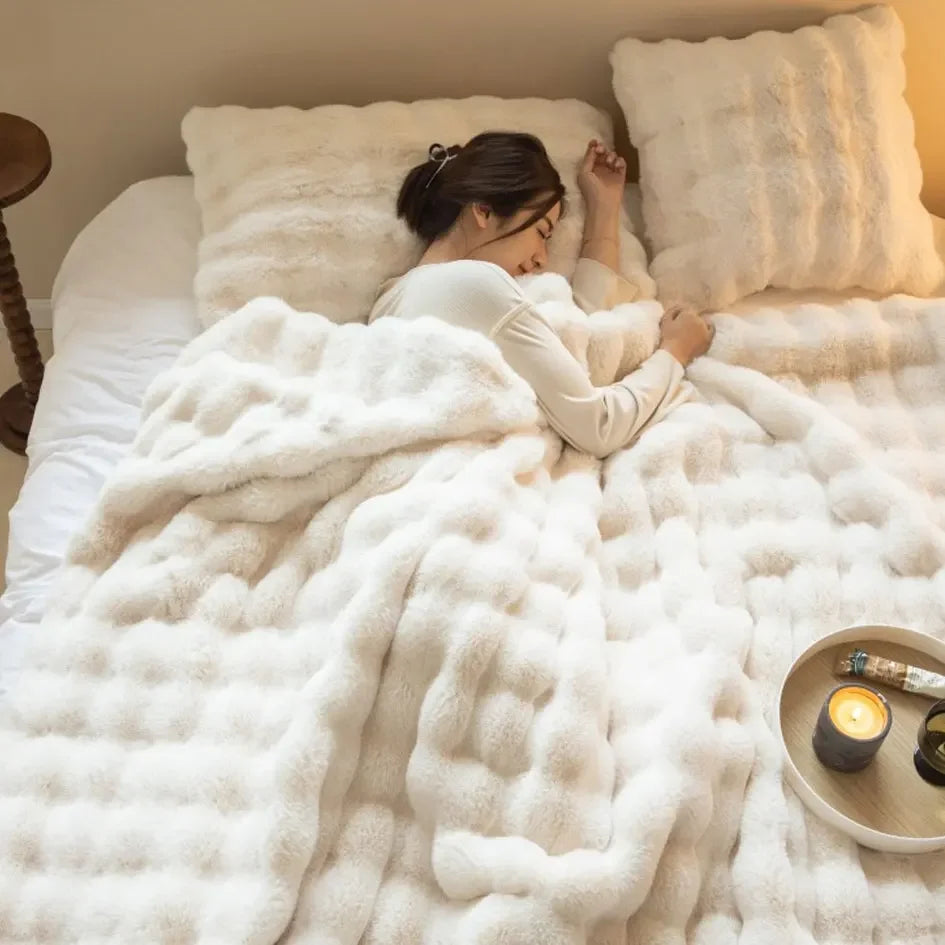 Warme Wolldecke von CozyNest für kühle Nächte zu Hause