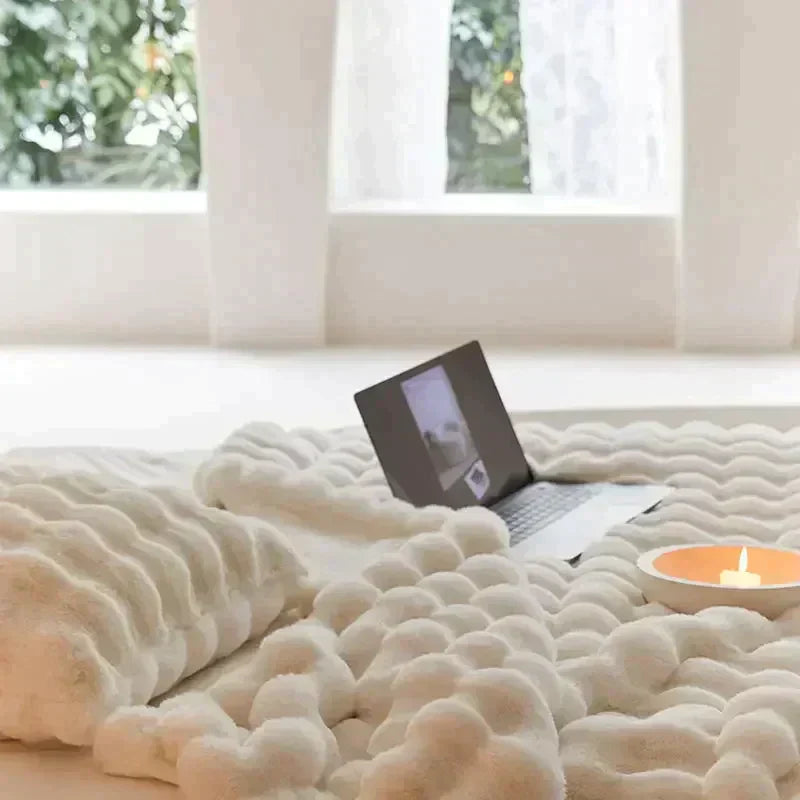 Warme Wolldecke von CozyNest für kühle Nächte zu Hause