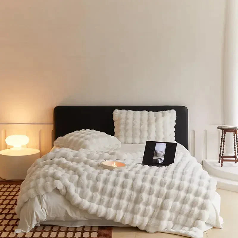 Warme Wolldecke von CozyNest für kühle Nächte zu Hause