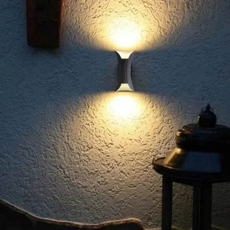 NovaCurve Gebogene LED-Außenwandleuchte mit IP65 wetterfester Schutzklasse