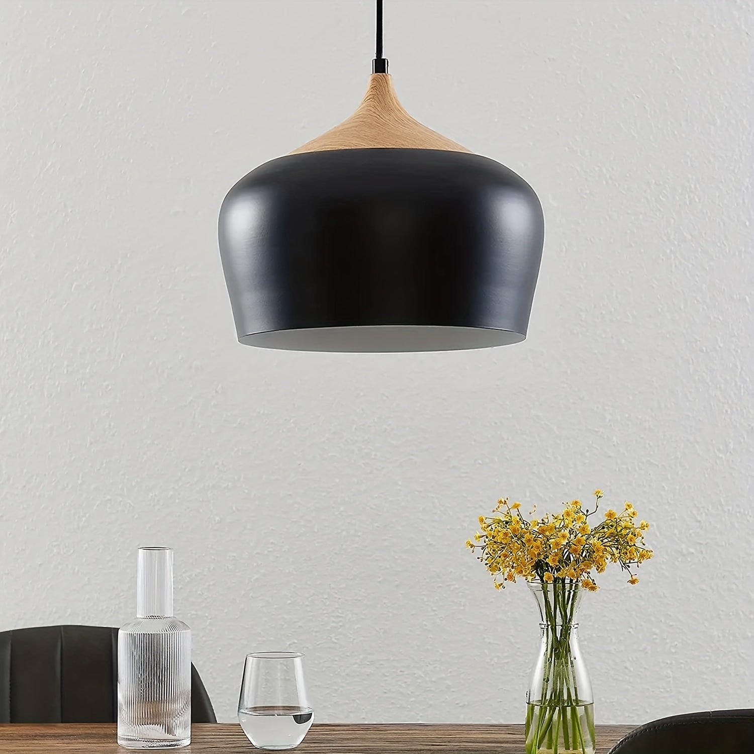 Moderne skandinavisk taklampe med jern- og trestrukturdesign