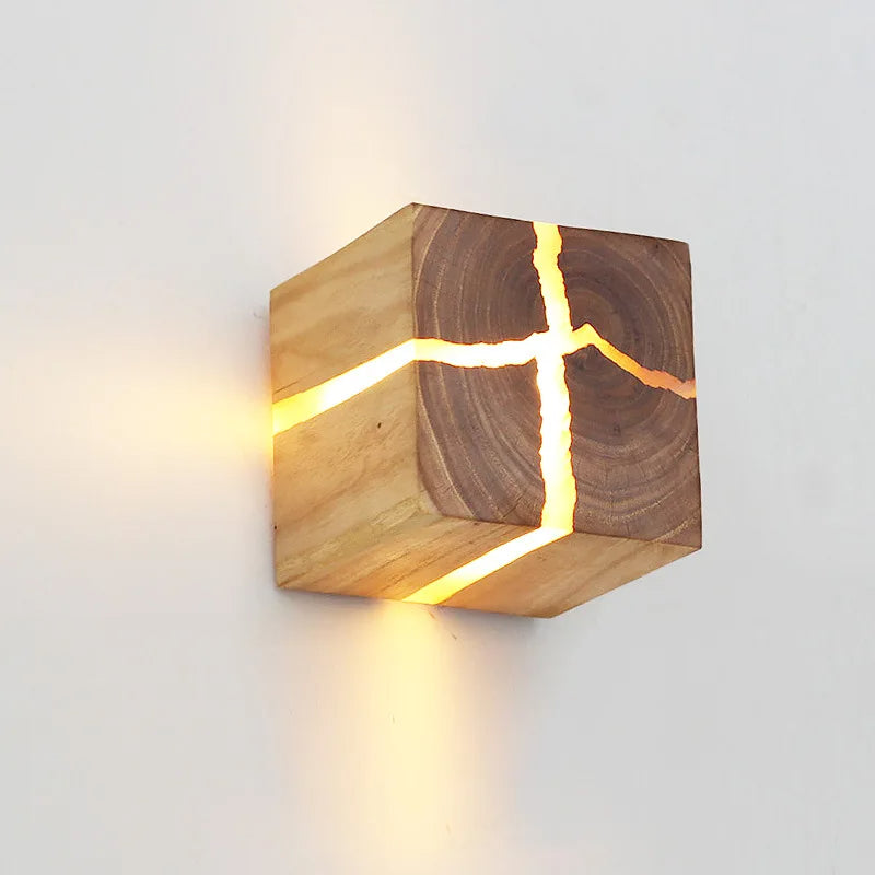 Lampada da parete in legno massello con design in resina intagliata a mano WoodAura
