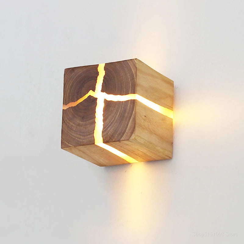 Lampada da parete in legno massello con design in resina intagliata a mano WoodAura