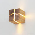 Lampada da parete in legno massello con design in resina intagliata a mano WoodAura