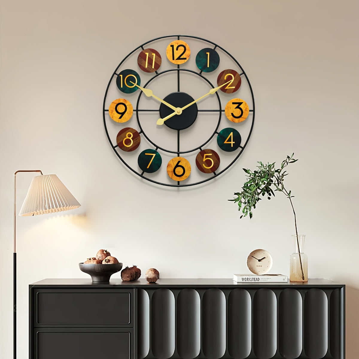 Bunte Metalluhr mit Retro-Eisen-Design und Akzentstil